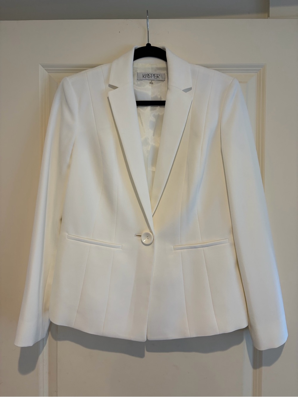 Kasper Off-White One-Button Tailored Blazer